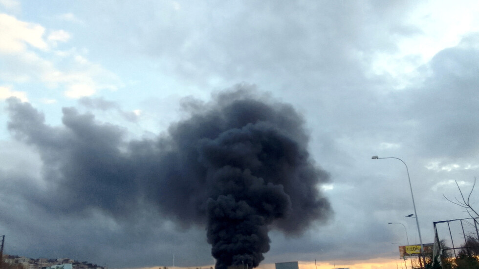 لقطات تظهر دمارا هائلا بغارتين إسرائيليتين على محيط بلدة الغازية في عمق الجنوب اللبناني (فيديوهات)