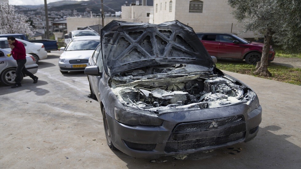 مستوطنون يهاجمون قرية برقة في نابلس ويحرقون منزلين ومركبتين (فيديو)