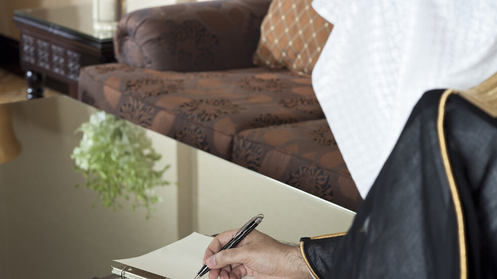 السعودية.. صحيفة تكشف الفئات الملزمة بارتداء