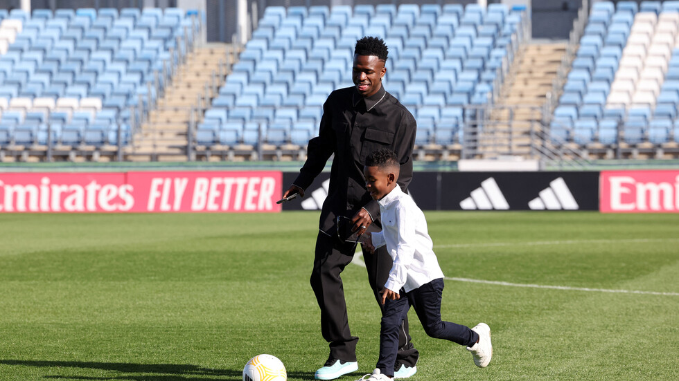 نجم ريال مدريد يلعب الكرة مع طلاب في مراكش (فيديو+ صور)