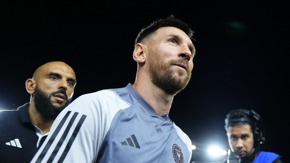 اعتذار ميسي يستدعي مقارنة جدلية مع رونالدو