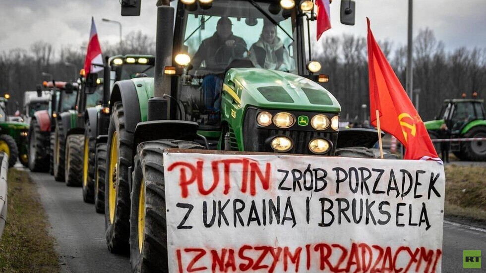 مزارع بولندي يرفع لافتة على جراره كتب عليها: 