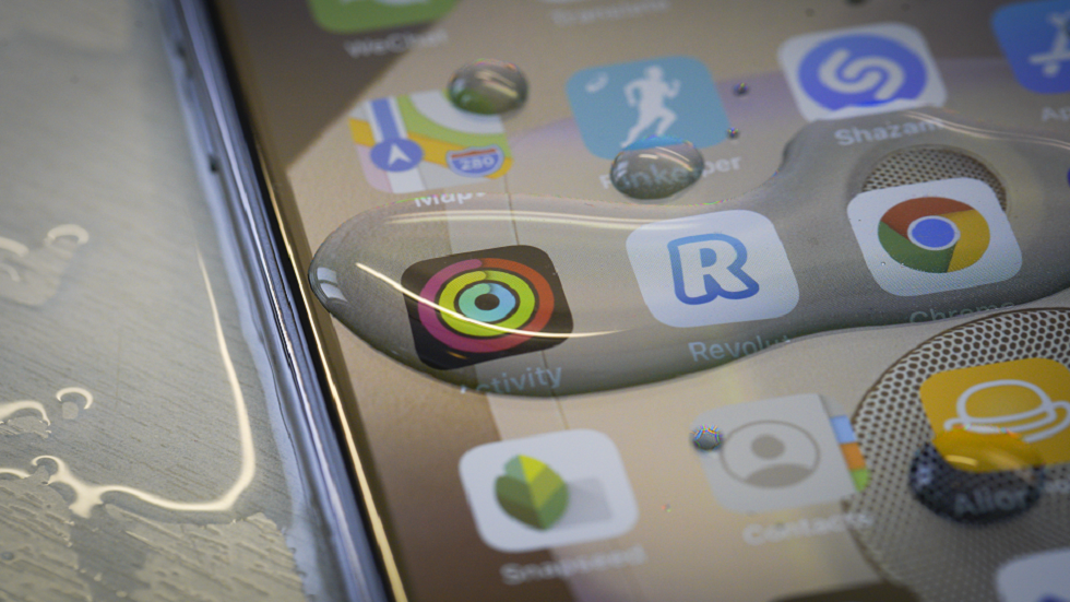 "إخراج الماء".. ميزة في آيفون تنقذه من البلل