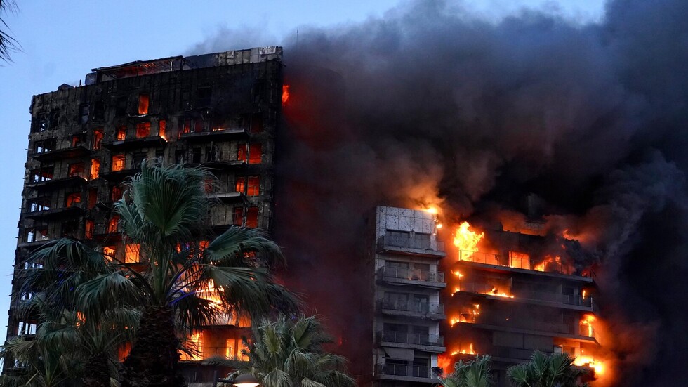 مصرع 4 أشخاص وفقدان 20 آخرين في حريق في مدينة فالنسيا الإسبانية (فيديو)