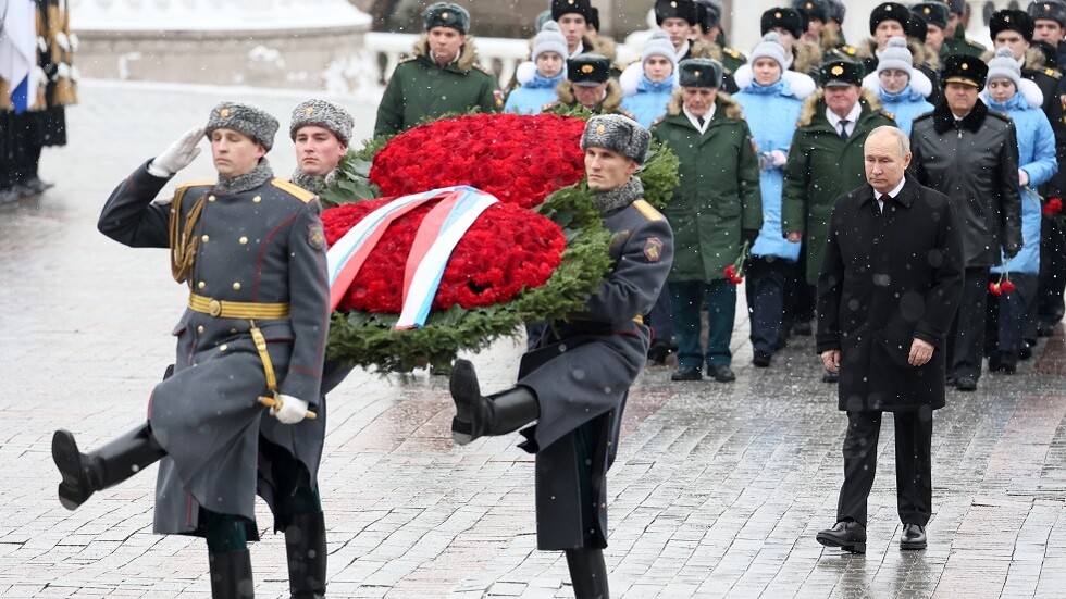 بوتين يضع إكليلا من الزهور عند ضريح الجندي المجهول في موسكو