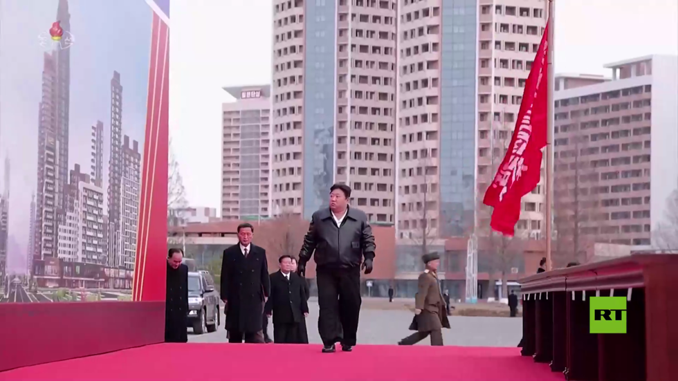 بالفيديو.. الزعيم الكوري الشمالي يحضر حفل انطلاق مشروع بناء سكني جديد