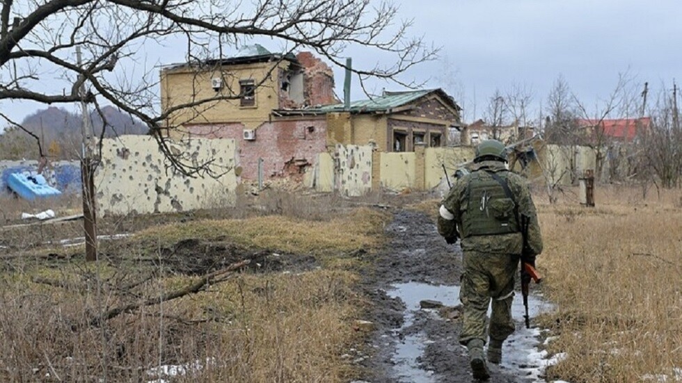 إصابة شخصين وتضرر مبان سكنية واحتراق سيارات في قصف أوكراني على دونيتسك