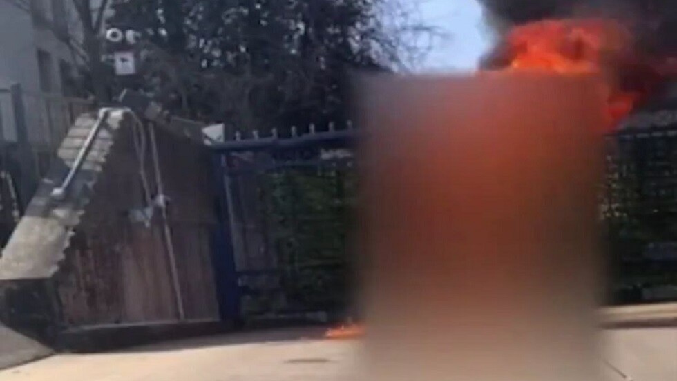 "فلسطين حرة".. جندي أمريكي يحترق أمام سفارة إسرائيل بواشنطن وشرطي يوجه نحوه مسدسا