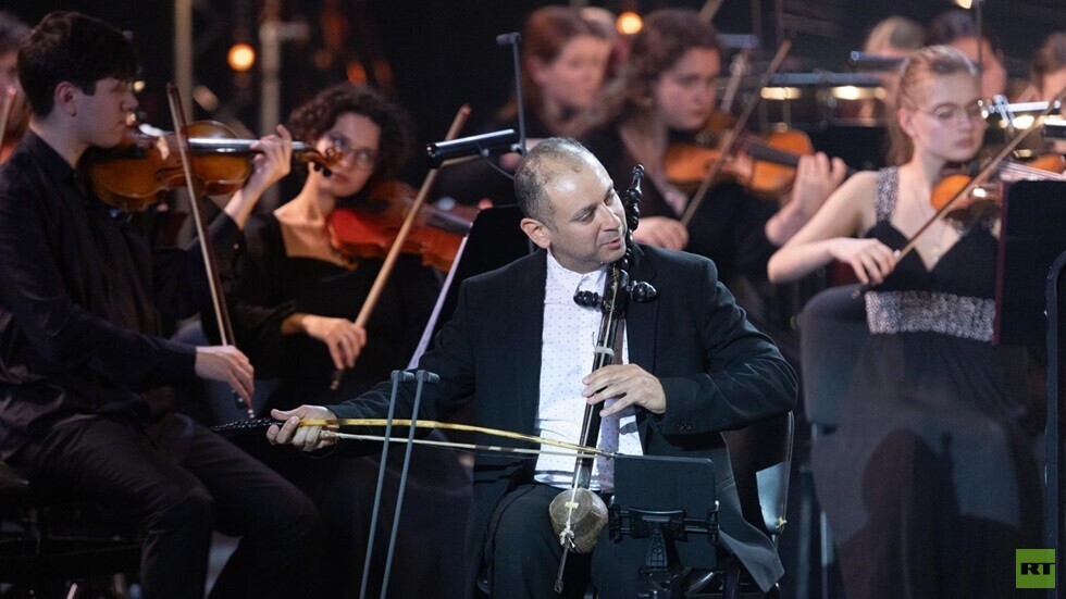 الفنان المصري حسن معتز على الربابة في ختام مهرجان الشتاء بسوتشي