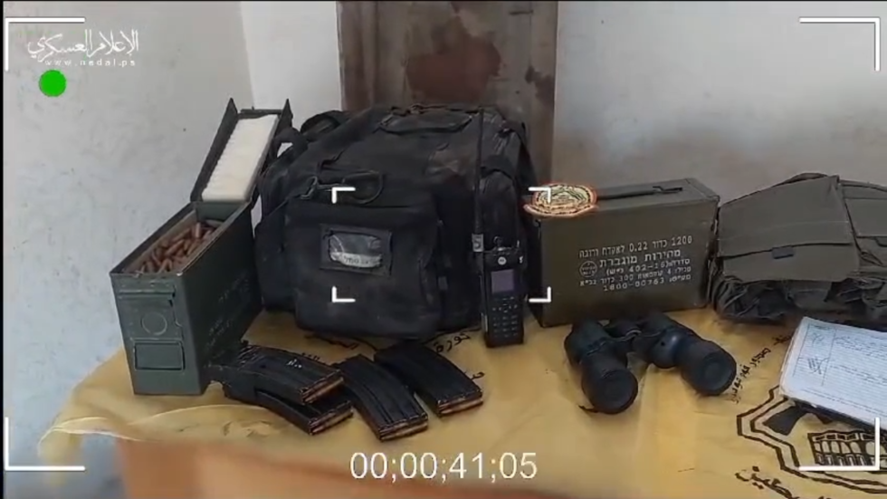 "شهداء الأقصى" تبث مشاهد لمعدات عسكرية ومقتنيات جنود إسرائيليين استحوذوا عليها في حي الزيتون (فيديو)