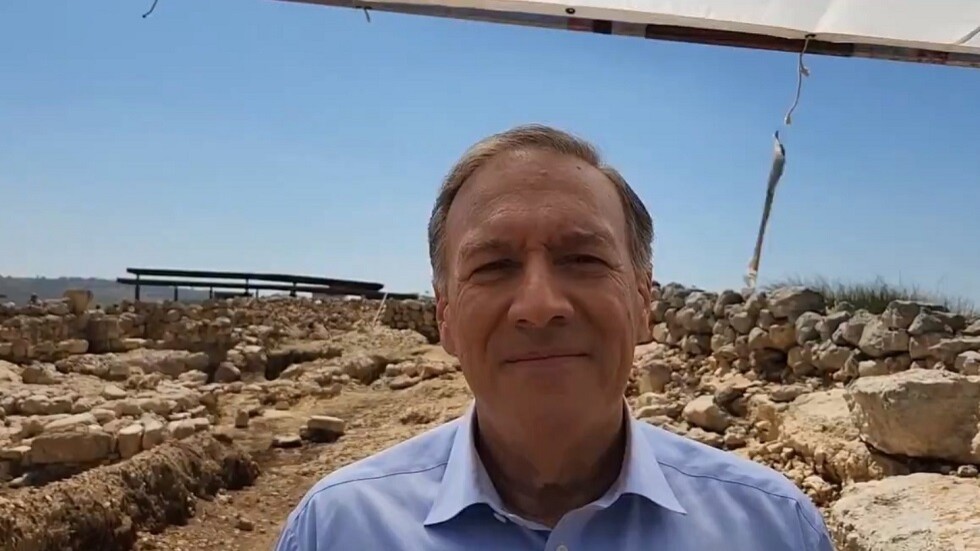 نشر فيديو قديم من الضفة الغربية.. مايك بومبيو: "يهودا والسامرة هي الأرض الحق لشعب إسرائيل" (فيديو)