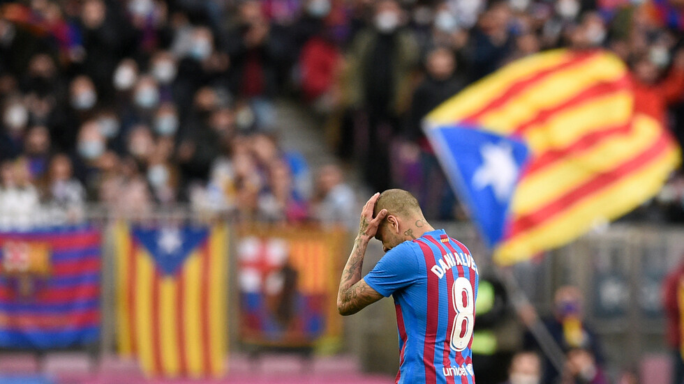 برشلونة يجرد ألفيس 