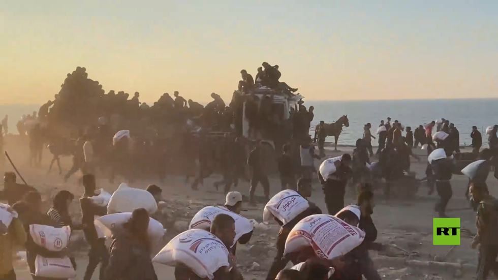 غزة.. المئات يهرعون للحصول على الطحين على خلفية أزمة الغذاء