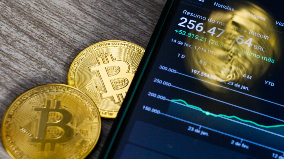 عملة "البيتكوين" تصعد إلى أعلى مستوى منذ ديسمبر 2021