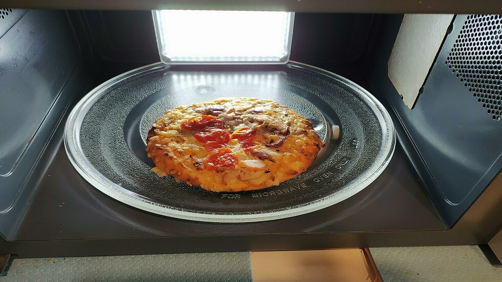 خبيرة تحذر من أطعمة تتحول إلى "سموم" عند تسخينها في أفران الميكروويف