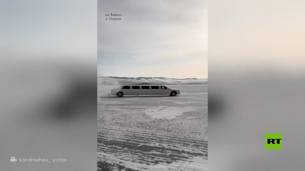 عمدة إيركوتسك السابق يستعرض مهارته في "التفحيط" بسيارة ليموزين على بحيرة بايكال