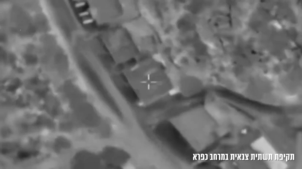 الجيش الإسرائيلي ينشر فيديو لغارة استهدفت مبنى على طريق رئيسي بين بلدتي كفرا وصديقين جنوب لبنان