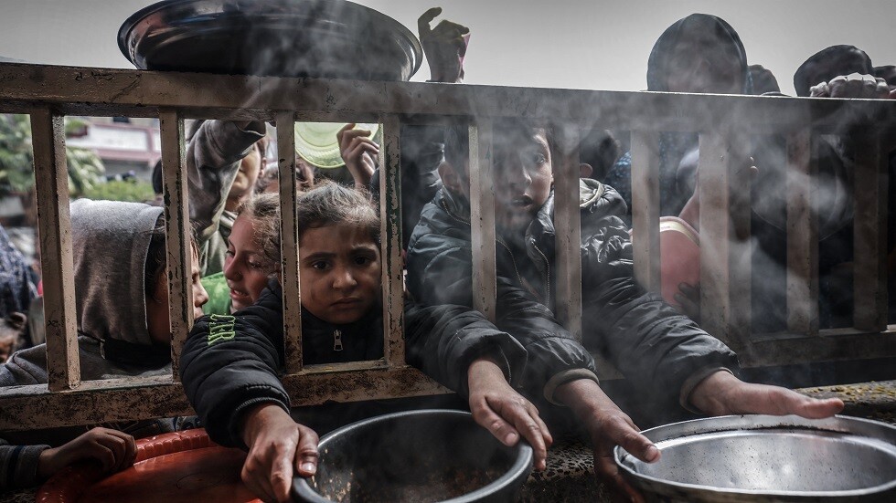 "أكسيوس": البيت الأبيض يدرس إنزال مساعدات أمريكية جوا على قطاع غزة