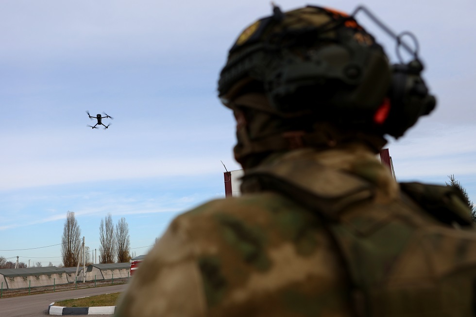 مسيّرة روسية تقود أسيرا أوكرانيّا عبر حقل للألغام لتسليم نفسه مسيّرة روسية تقود أسيرا أوكرانيّا عبر حقل للألغام لتسليم نفسه