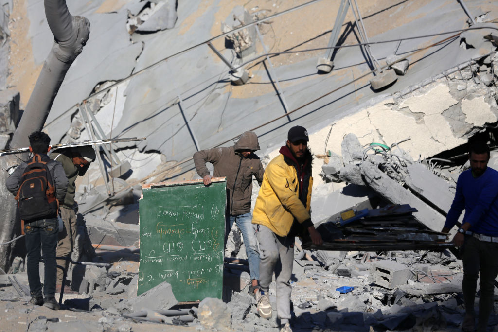 قاضٍ فيدرالي يرفض دعوى تسعى لإجبار بايدن على الضغط على إسرائيل لوقف قصف غزة قاضٍ فيدرالي يرفض دعوى تسعى لإجبار بايدن على الضغط على إسرائيل لوقف قصف غزة