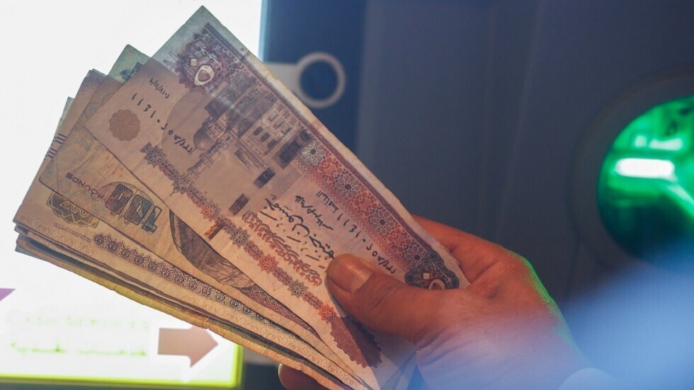 البنك المركزي المصري يرفع سعر الفائدة 2% على الإيداع والإقراض
