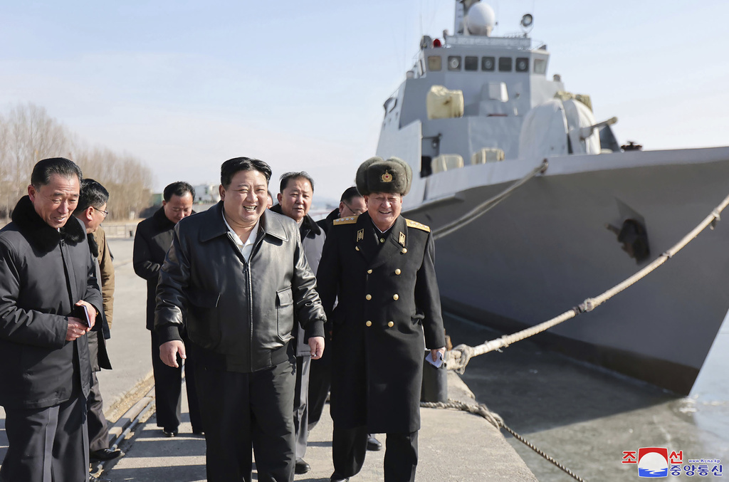 زعيم كوريا الشمالية كيم جونغ أون يتفقد حوض بناء السفن في مدينة نامبو، كوريا الشمالية