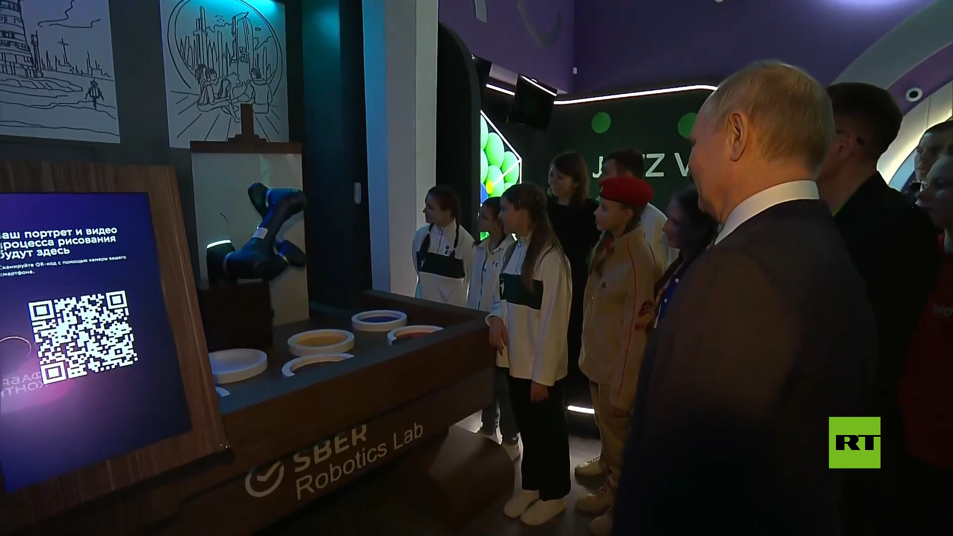 يد روبوتية ترسم صورة بوتين أثناء زيارته لمعرض 