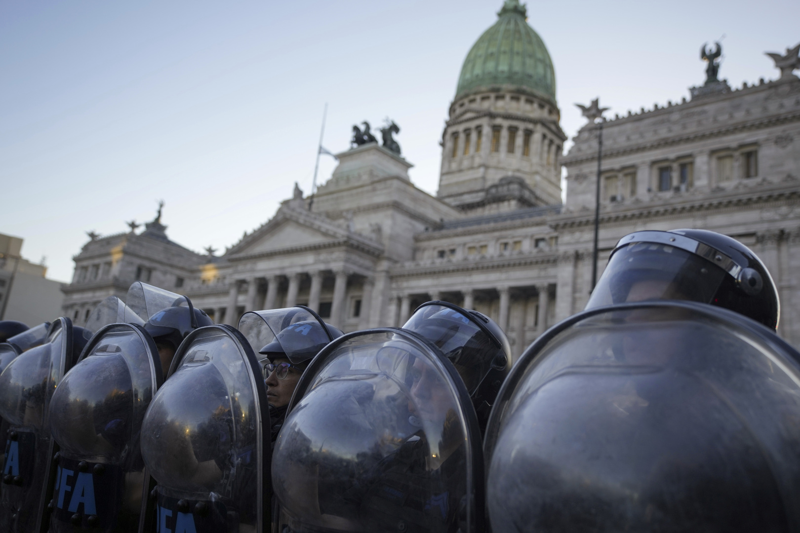 الأرجنتين.. إصلاحات ميلي تحصل على الموافقة المبدئية في مجلس النواب وسط احتجاجات