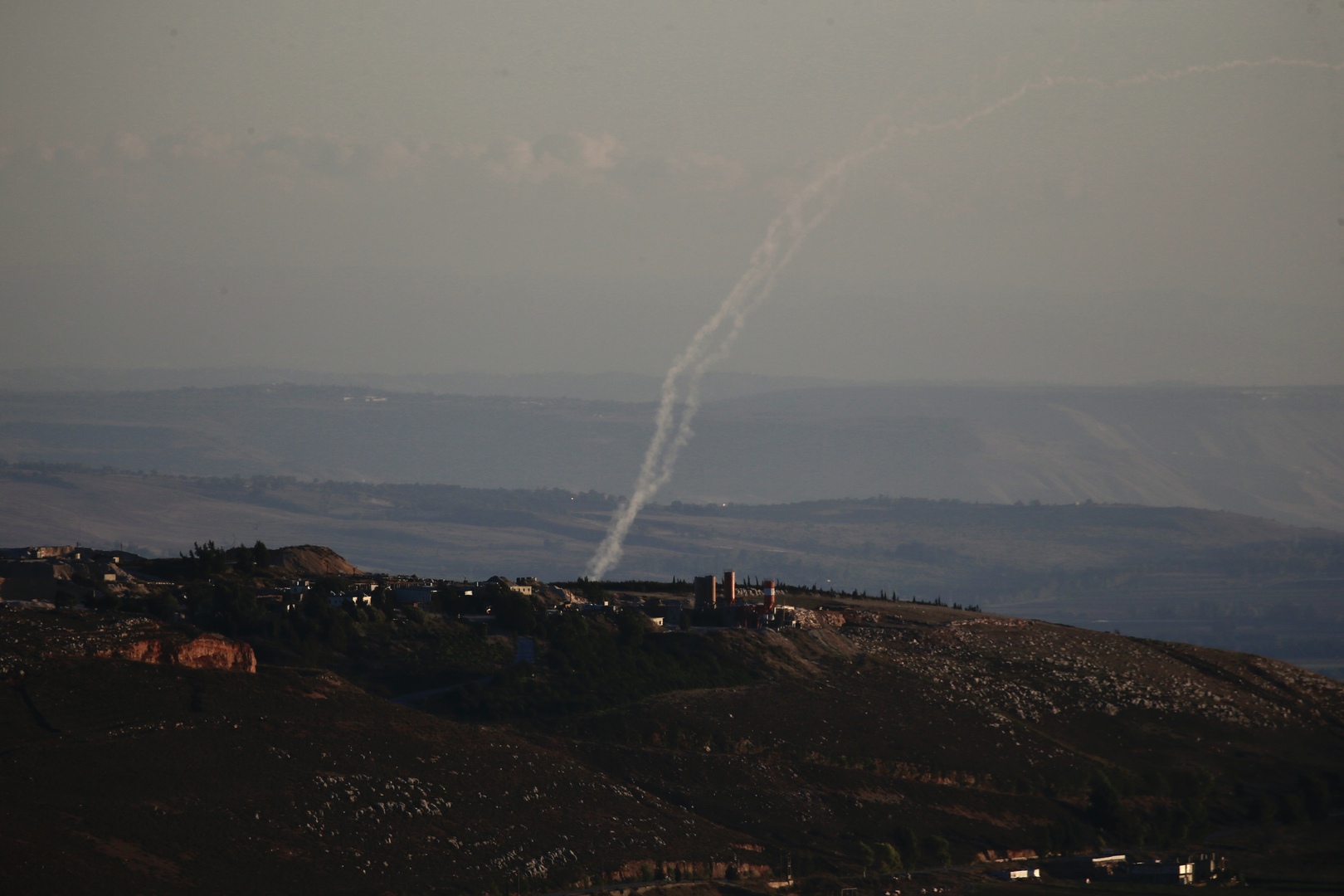 بلدة بليدا جنوب لبنان تتعرض لقصف إسرائيلي أثناء تشييع مقاتلين في حركة 
