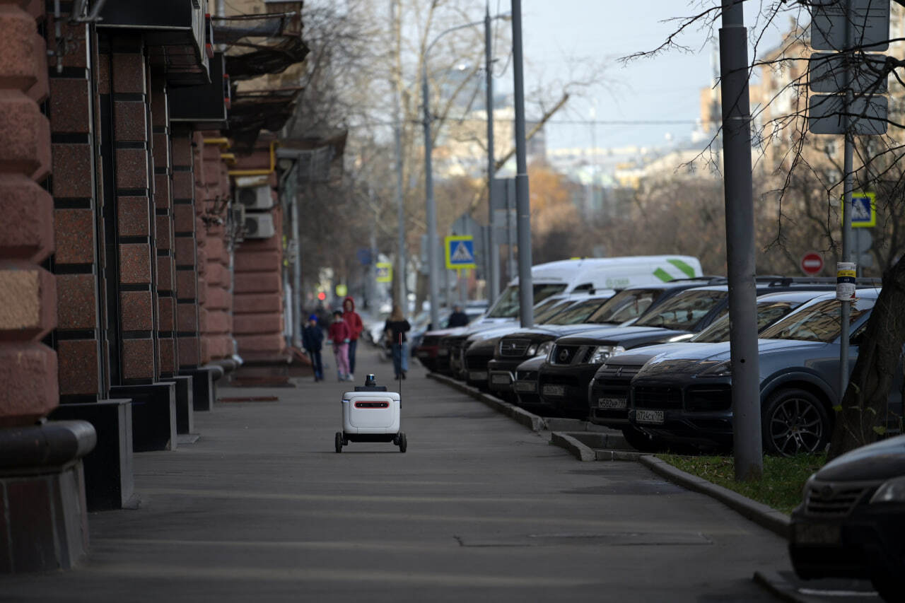 شاهد.. مواجهة طريفة بين روبوتين في أحد شوارع موسكو