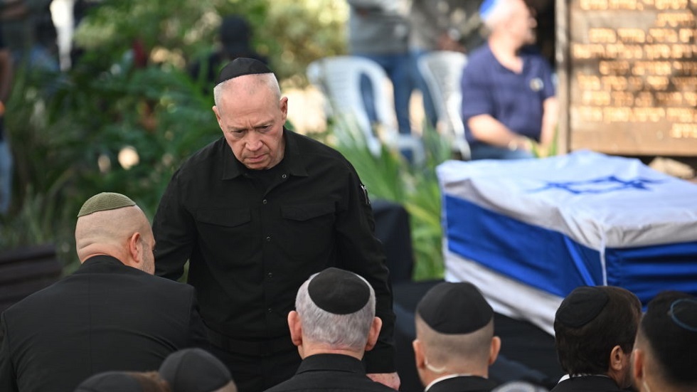 وزير الدفاع الإسرائيلي يوآف غالانت خلال جنازة الجندي غال آيزنكوت، ابن وزير في حكومة الحرب.