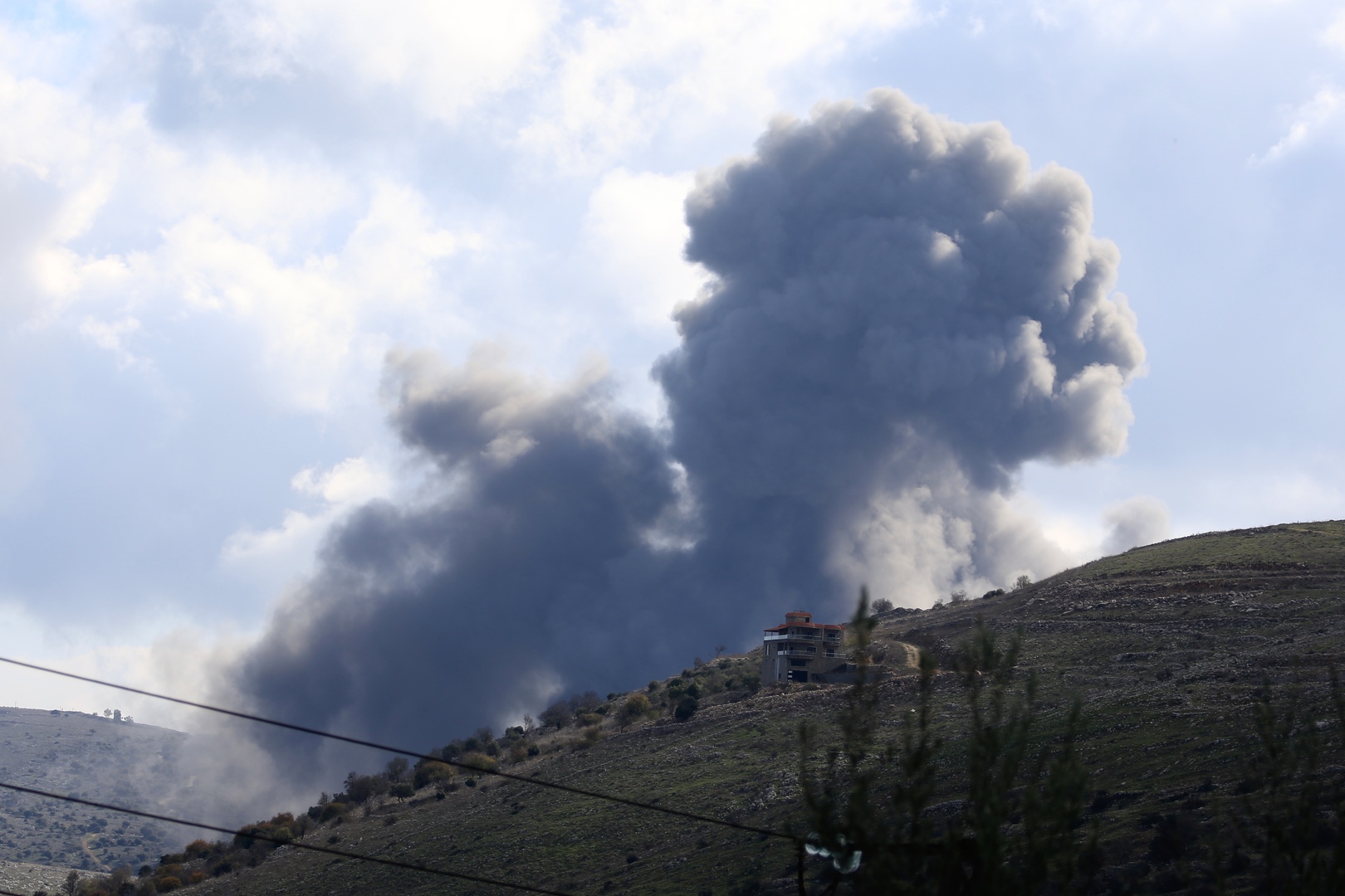 إسرائيل تقصف الجنوب اللبناني وحزب الله يستهدف مواقع عسكرية