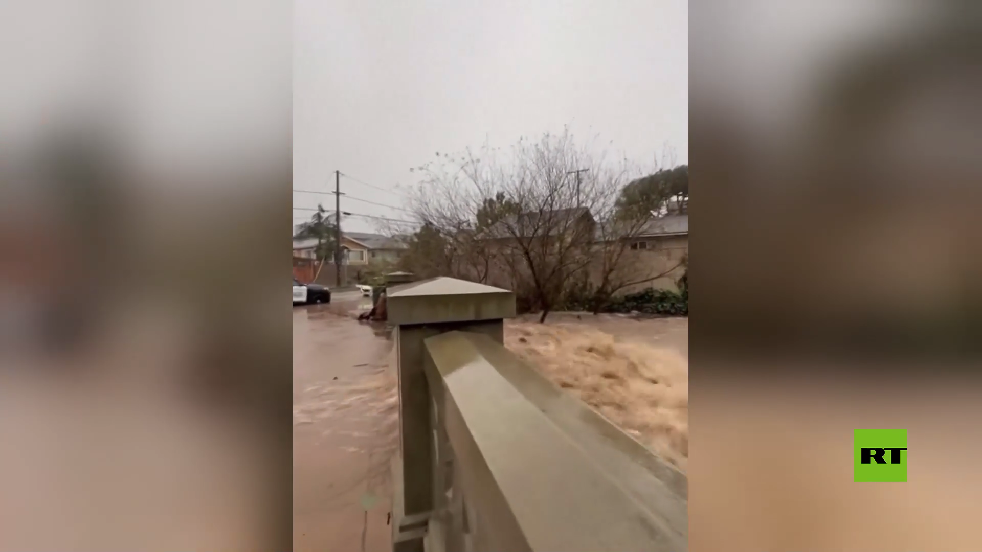 بالفيديو.. عاصفة تقلع أشجارا وتسبب فيضانات في سانتا باربرا الأمريكية