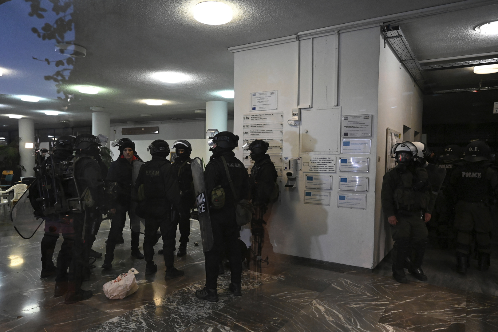 اليونان.. احتجاجات على خطة الحكومة لبناء جامعات خاصة والشرطة تلقي القبض على 12 شخصا (صور)