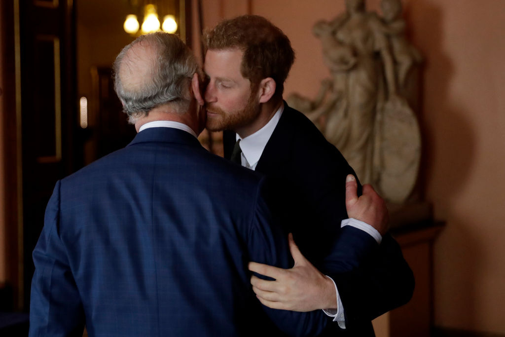 الأمير هاري يتوجه إلى المملكة المتحدة لرؤية والده الملك بعد إعلان إصابته بالسرطان