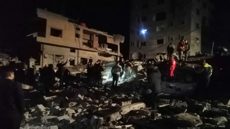 قصف إسرائيلي يستهدف بناية سكنية في مدينة حمص