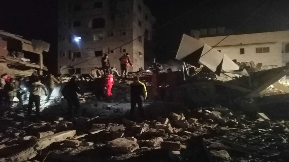 قصف إسرائيلي يستهدف بناية سكنية في مدينة حمص