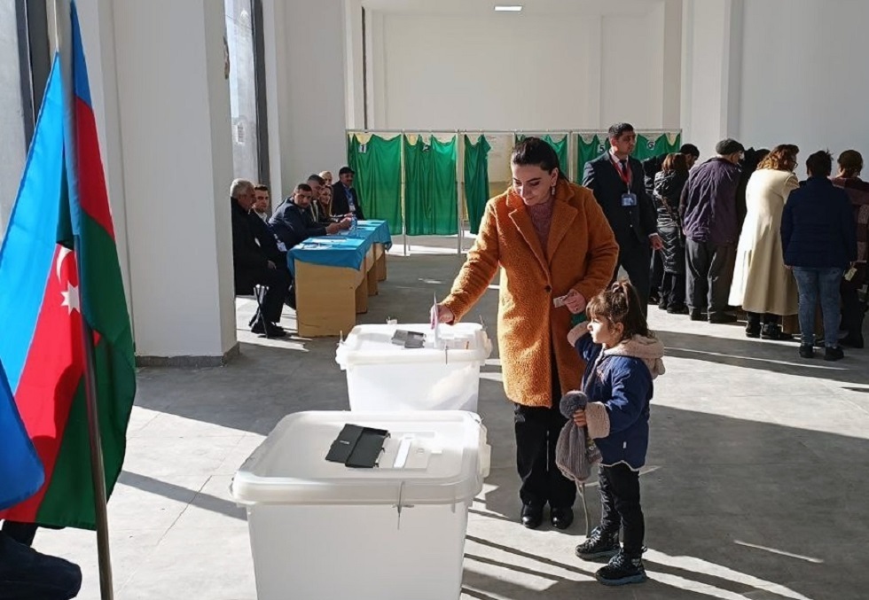 أذربيجان تشهد انتخابات رئاسية مبكرة وعلييف يدلي بصوته في قره باغ (فيديو)