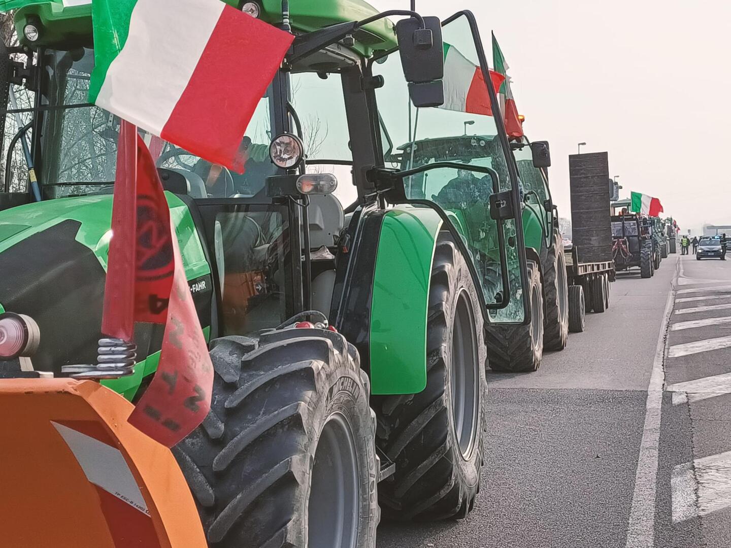 مزارعو إيطاليا يغزون شوارع العاصمة بجرّاراتهم مزارعو إيطاليا يغزون شوارع العاصمة بجرّاراتهم