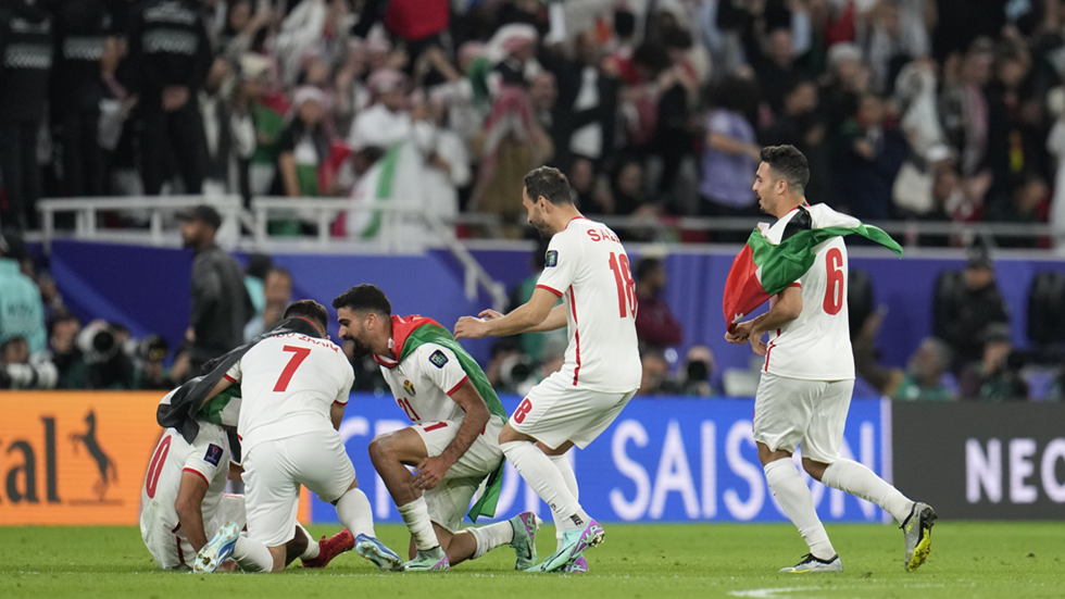 أمير سعودي يهنئ منتخب الأردن بطريقة مميزة بعد بلوغه نهائي كأس آسيا أمير سعودي يهنئ منتخب الأردن بطريقة مميزة بعد بلوغه نهائي كأس آسيا