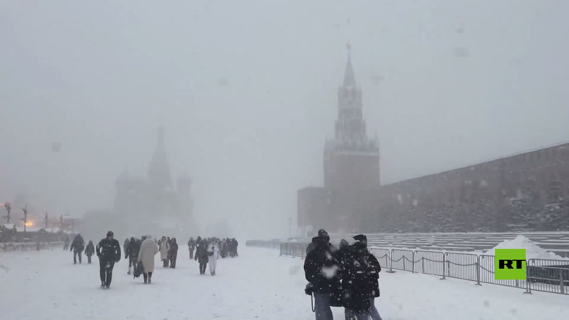 بالفيديو.. عاصفة ثلجية تغطي موسكو