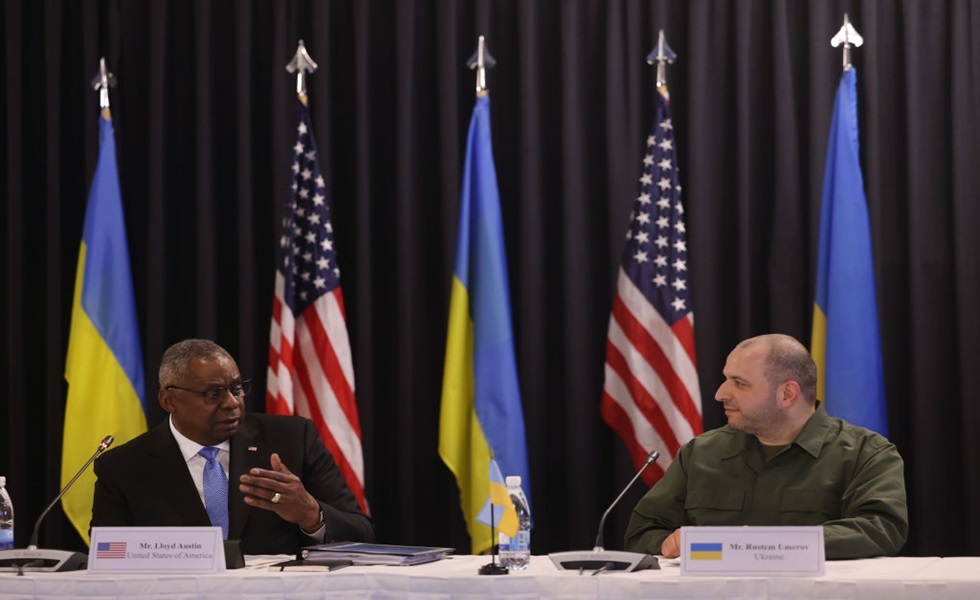 وزير الدفاع الأمريكي لويد أوستن ونظيره الأوكراني رستم عميروف (صورة أرشيفية).