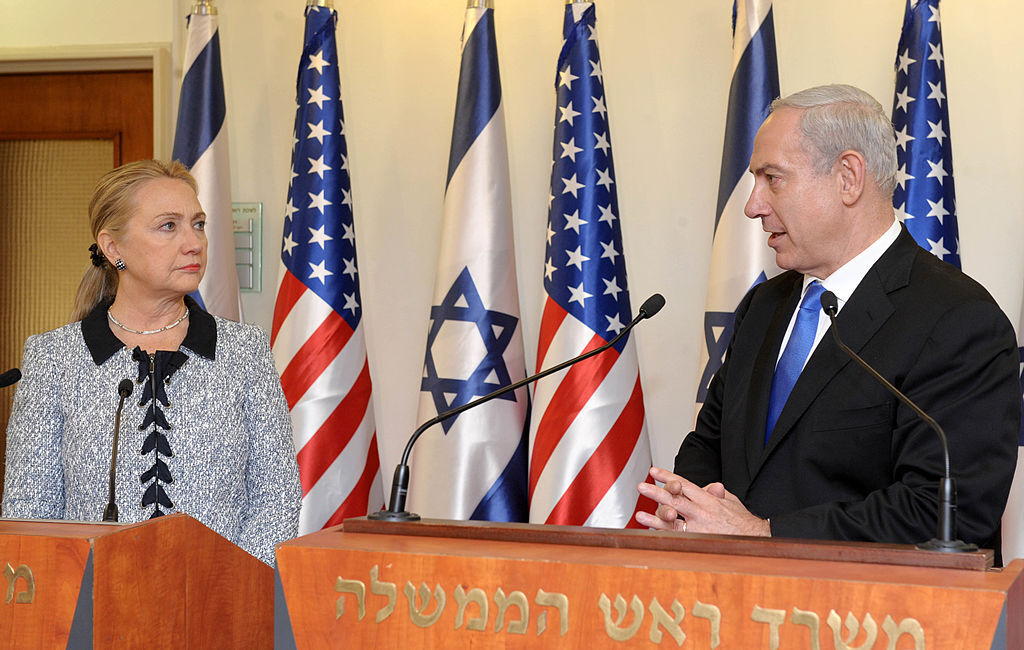 وزيرة الخارجية الأمريكية السابقة هيلاري كلينتون ورئيس الوزراء الإسرائيلي بنيامين نتنياهو، في مؤتمر صحافي في تل أبيب، 20 نوفمبر 2012.