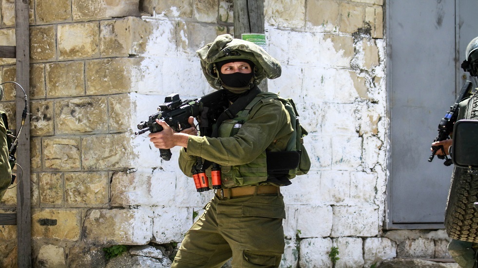 احتجاز شقيقين أمريكيين ووالدهما الكندي خلال مداهمة إسرائيلية على غزة