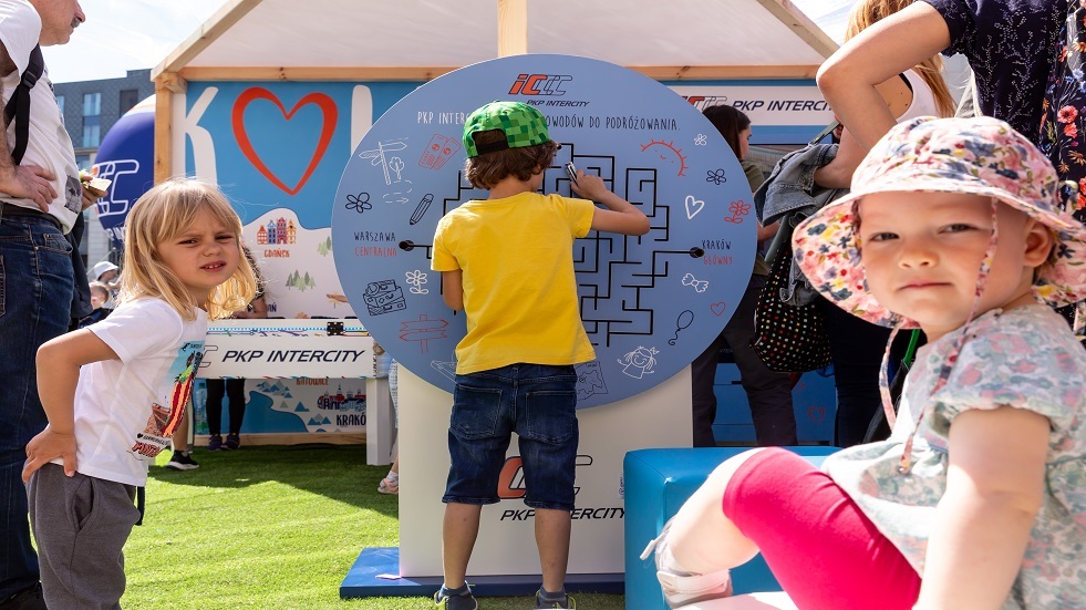 استطلاع رأي: أكثر من نصف البولنديين يعارضون مواصلة تقديم الإعانة للاجئين الأوكرانيين استطلاع رأي: أكثر من نصف البولنديين يعارضون مواصلة تقديم الإعانة للاجئين الأوكرانيين