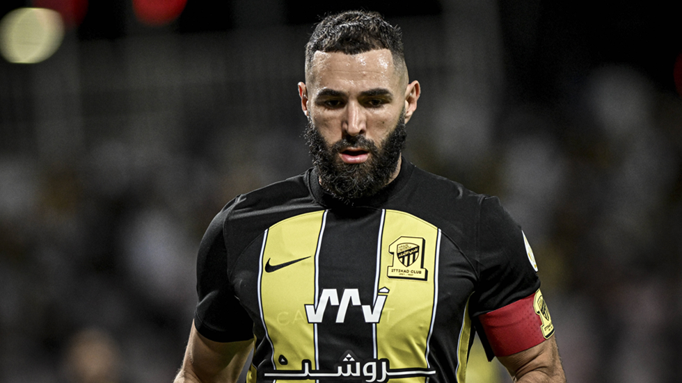 بعد أيام من عودته للتدريبات.. بنزيما يفاجئ جماهير اتحاد جدة بتصرف غريب (صورة) بعد أيام من عودته للتدريبات.. بنزيما يفاجئ جماهير اتحاد جدة بتصرف غريب (صورة)