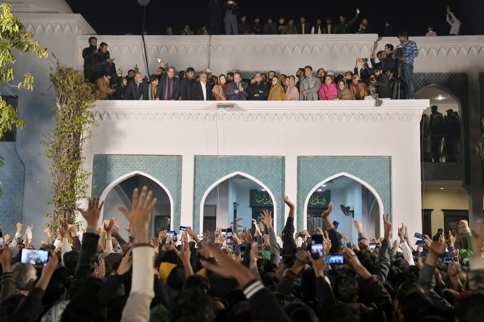 نواز شريف يلقي خطابا أمام أنصاره في مدينة لاهور يوم 9 فبراير 2024