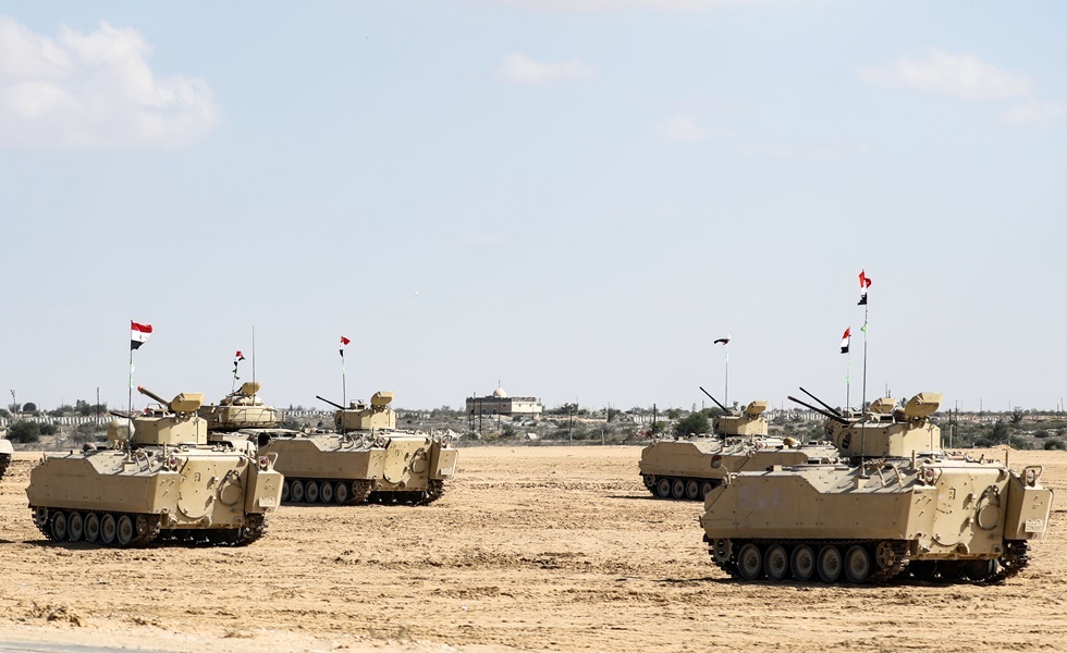 ‏ دبابات عسكرية مصرية عند معبر رفح الحدودي بين مصر وقطاع غزة (صورة من الأرشيف)
