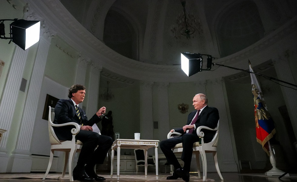 صورة من المقابلة التي أجراها الرئيس الروسي فلاديمير بوتين مع الصحافي الأمريكي تاكر كارلسون