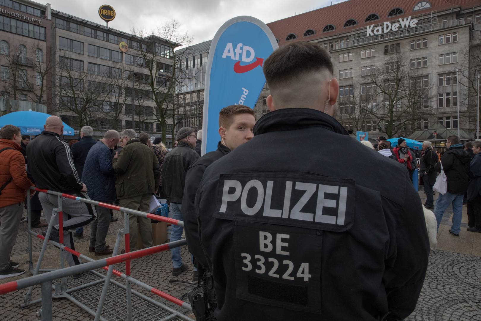 محتجون يغلقون مدخل مطبعة صحيفة “بيلد” في ألمانيا لعدم موافقتهم على تغطيتها للاحتجاجات (فيديو) محتجون يغلقون مدخل مطبعة صحيفة “بيلد” في ألمانيا لعدم موافقتهم على تغطيتها للاحتجاجات (فيديو)